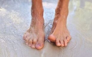 Marcher pieds nus comme cause de champignons