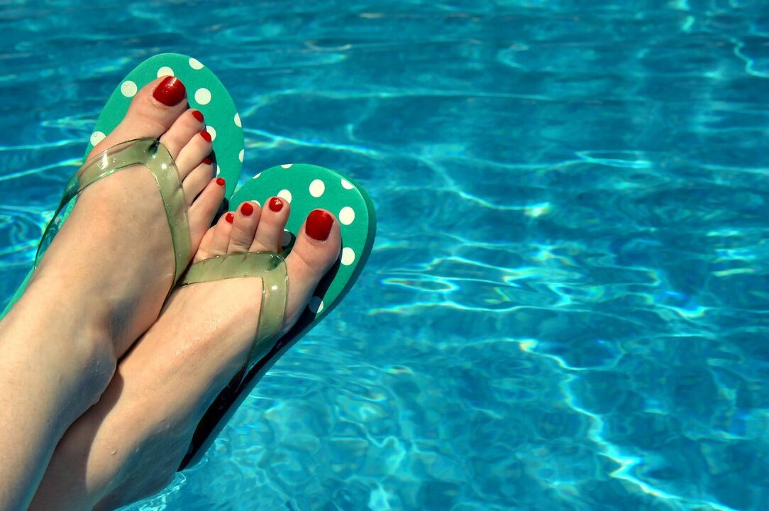Porter des chaussures dans la piscine pour éviter les champignons