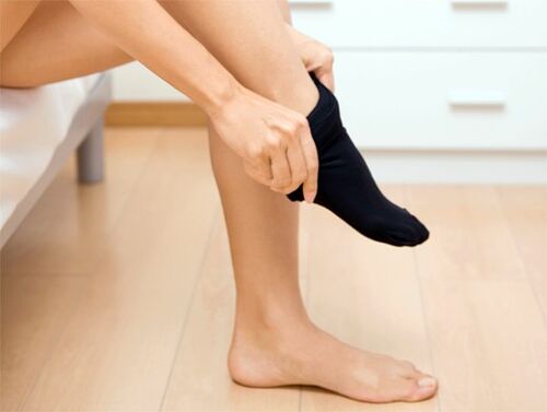 chaussettes propres lors du traitement des champignons sur la peau des pieds