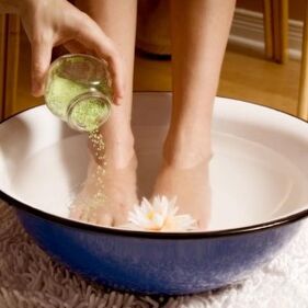 Pendant le traitement fongique, vous devez vous laver les pieds fréquemment. 