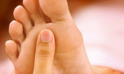 Comment traiter les champignons à ongles sur les jambes avec maturité du ménage