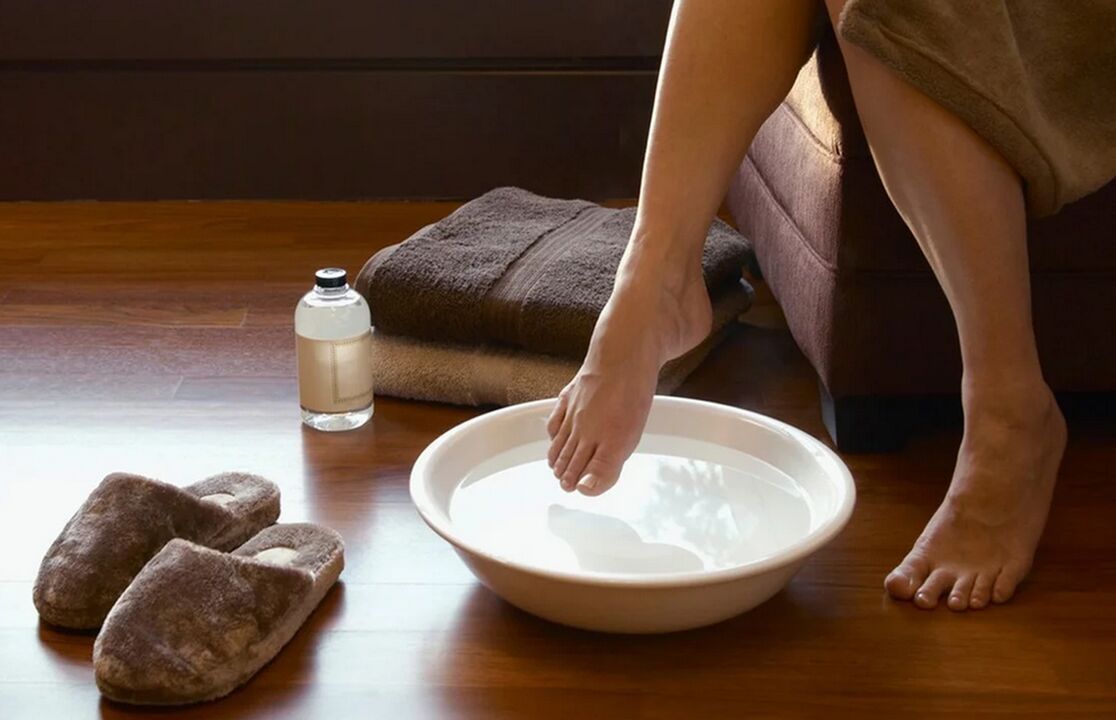 Salle de bain avec vinaigre pour traiter les champignons à ongles